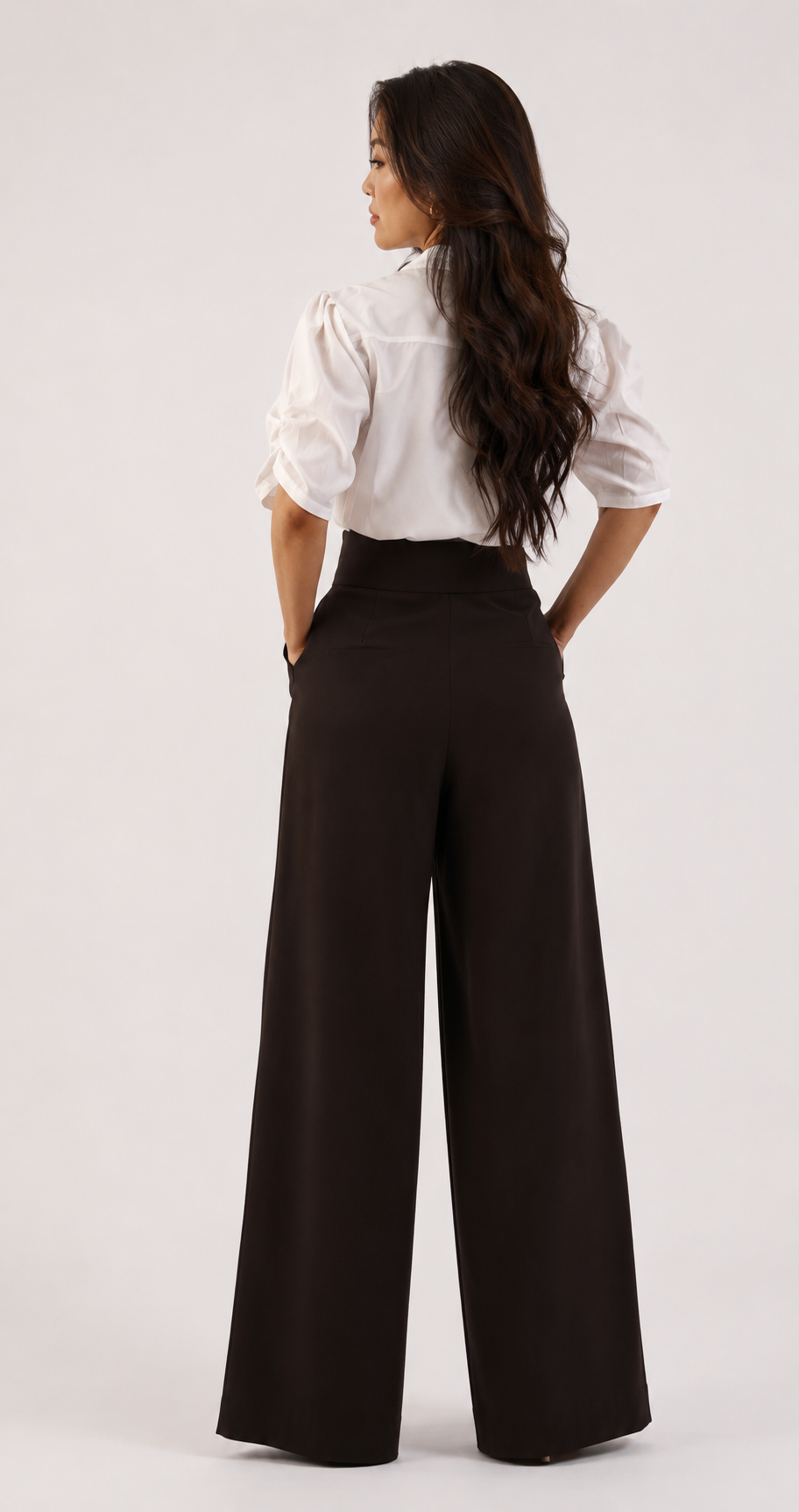 Pantalones elegantes de pierna ancha con camisa blanca clásica